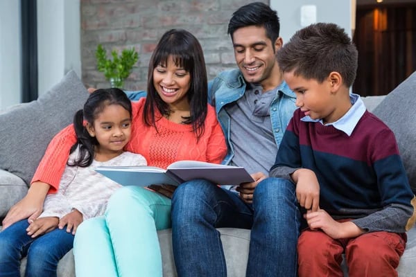 Familias cristianas leyendo la Biblia